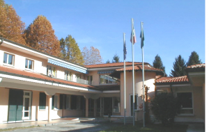 Immagine dell'ingresso della Scuola dell'Infanzia di via Roncoroni
